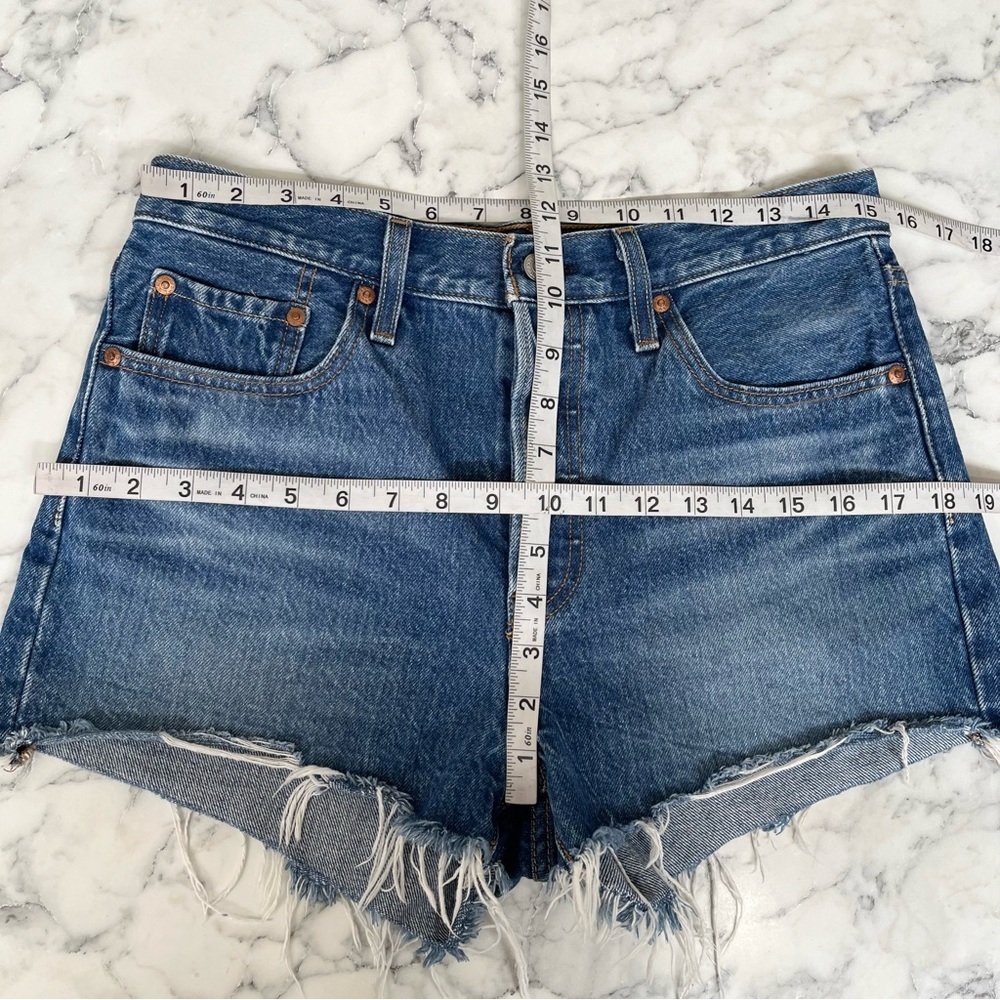 Levi’s premium cut off denim jean shorts 501 button fly women’s size 28 - Picture 5 of 9
